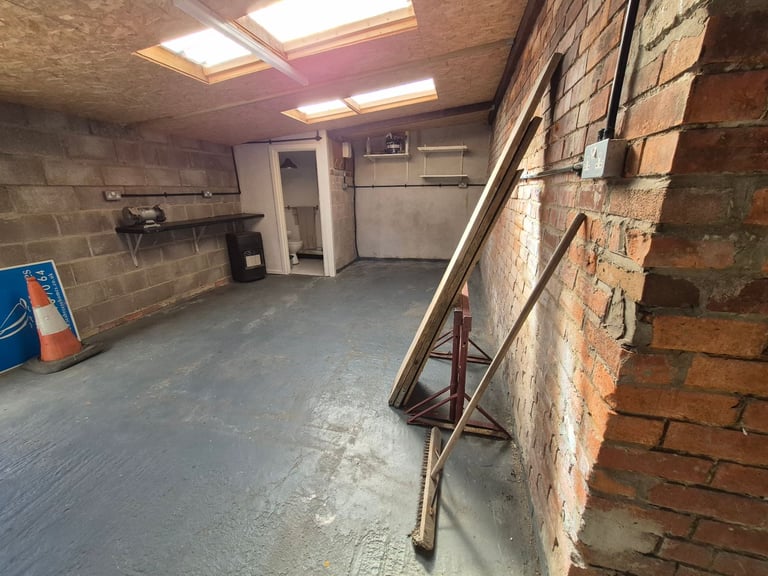 Workshop/Garage with WC and outside amenity space for rent