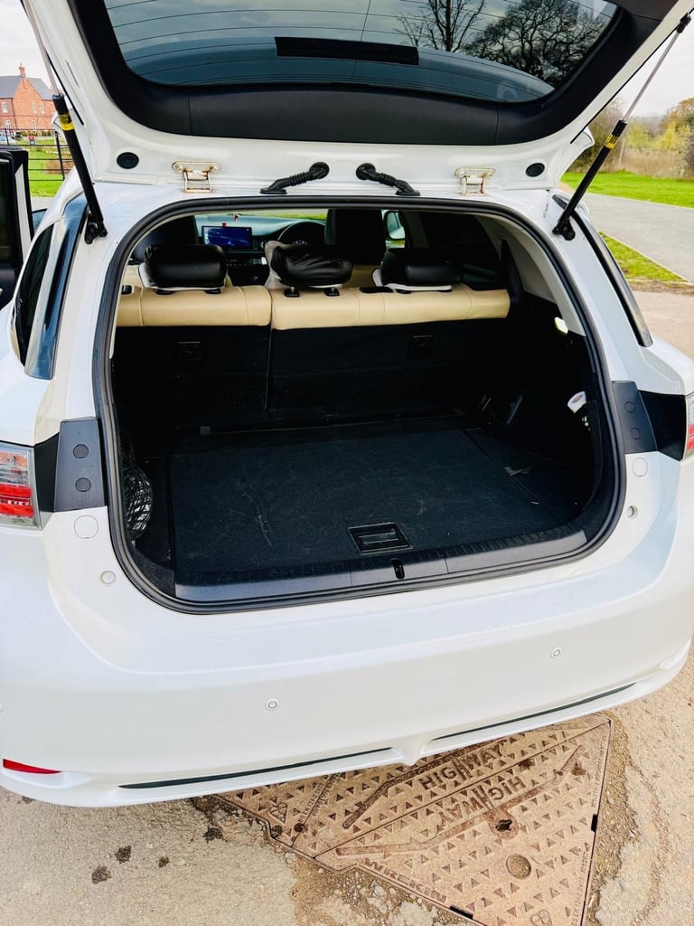 Lexus, CT, Hatchback, 2011, Semi-Auto, 1798 (cc), 5 doors