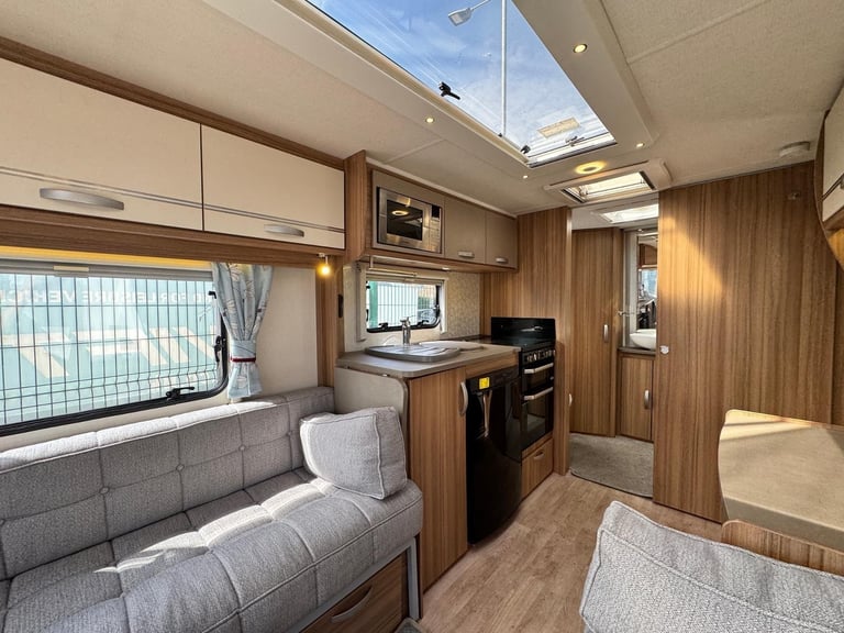 LUNAR QUASAR 462 2019 MODEL 2 BERTH REAR WASHROOM TOURING CARAVAN