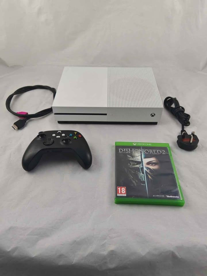 Xbox one S 1TB white 🤍 🐻‍❄️ + controller 🎮 + hdmi cable+ game 🎯