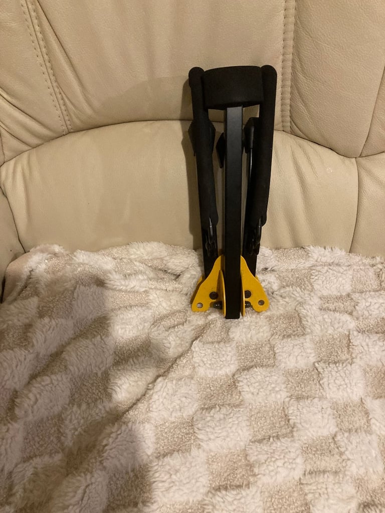 @@  HERCULES ACOUSTIC GUITAR STAND & KEYBOARD STAND .. BOTH IN V.G.C.  @@