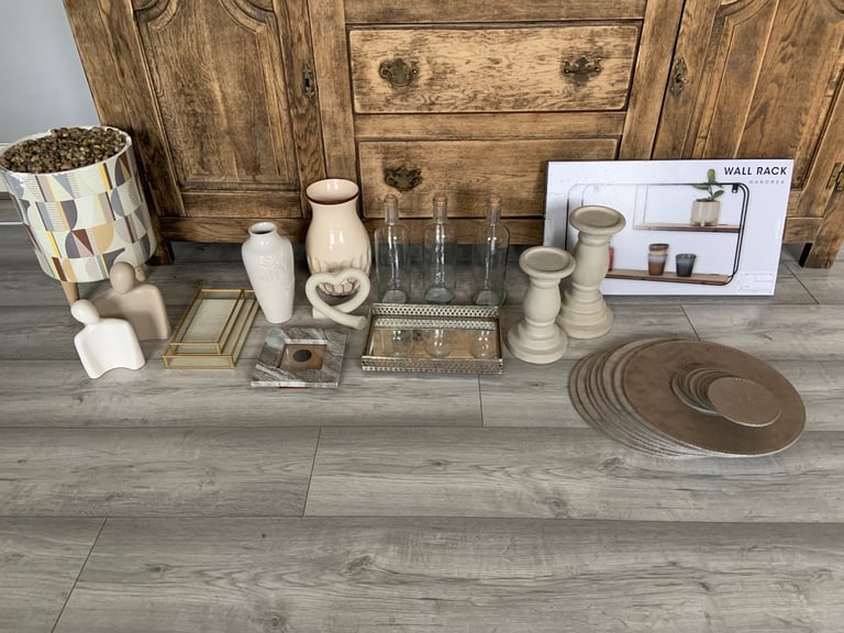 image for A lovely bundle of various cream/beige ornaments/accessories for your home 