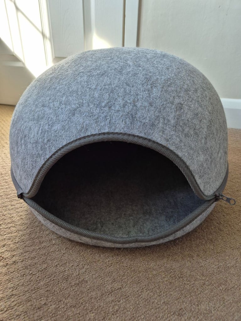 The Olso Pod - cat cave - cat bed - zip off top - used but in great condition