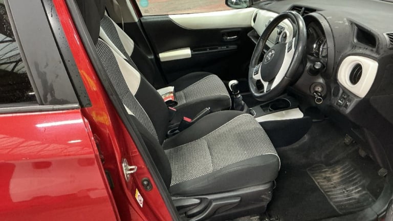 Toyota yaris 1.3 VVT-I Trend petrol late 2013 ulez compliant 