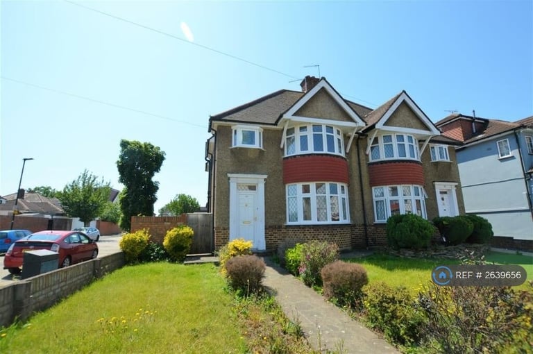 image for 3 bedroom house in Heath Road, Hounslow, TW3 (3 bed) (#2639656)