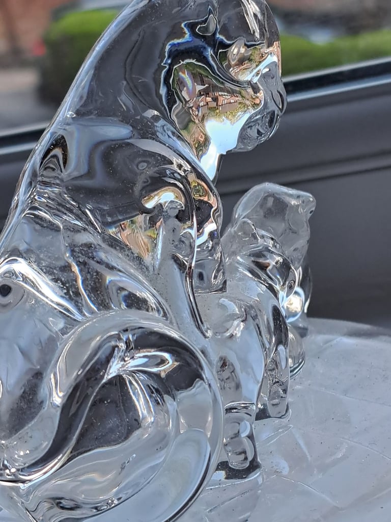 Beautiful vintage glass cat and kittens 