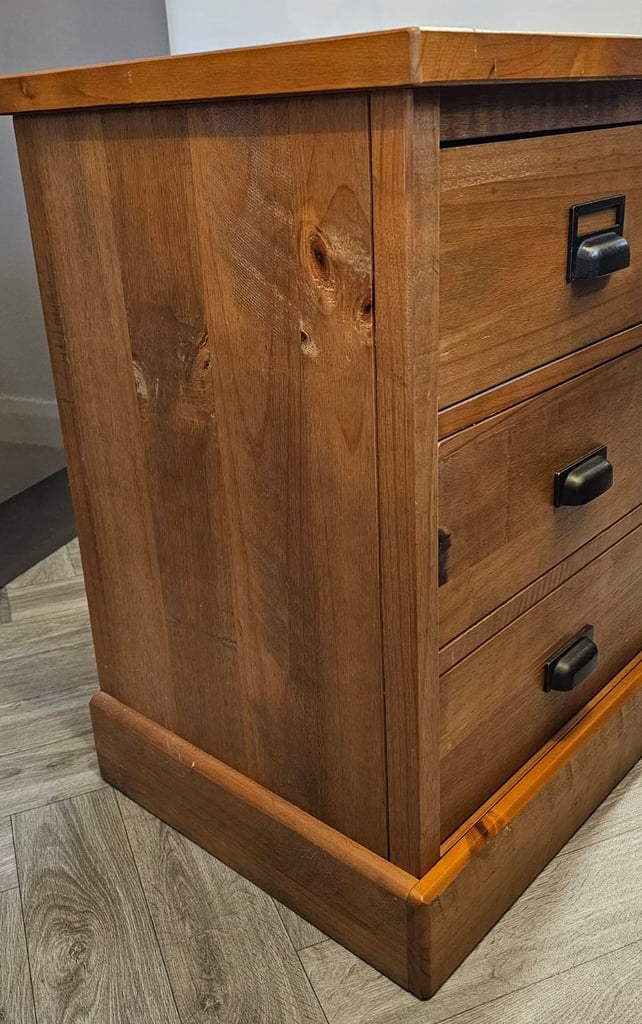 2 x bedside cabinets 