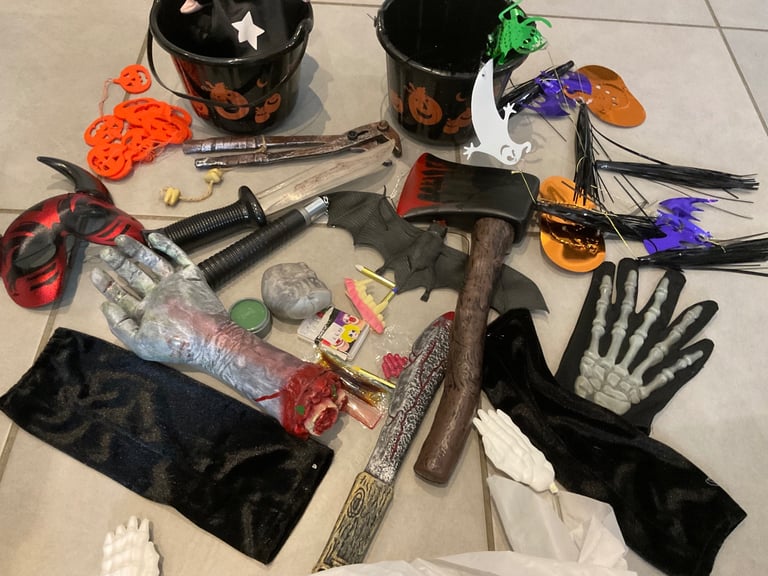 Halloween costumes / accessories / lamps 