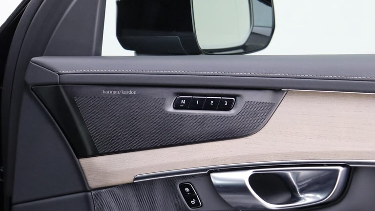 2025 Volvo XC90 B5 (P) AWD Plus Dark (Sunroof, Harman Kardon Sound, 360 Camera, BLIS) ESTATE Petr...