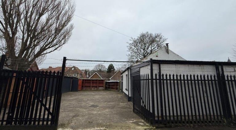 Main Workspace / Workshop / 3 Individual Garages Storage Unit Available 