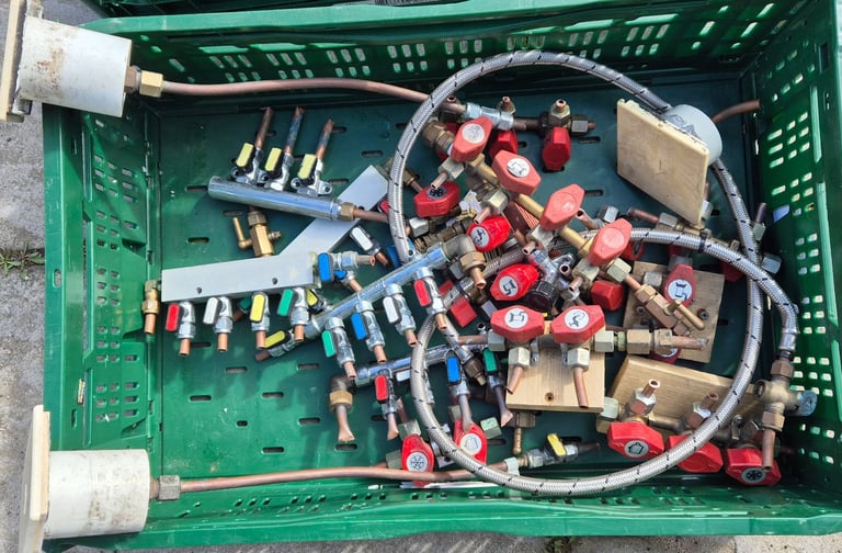 Full gas bottles / cylinders, regulators, distributor valves 1,2,3,4 ways.