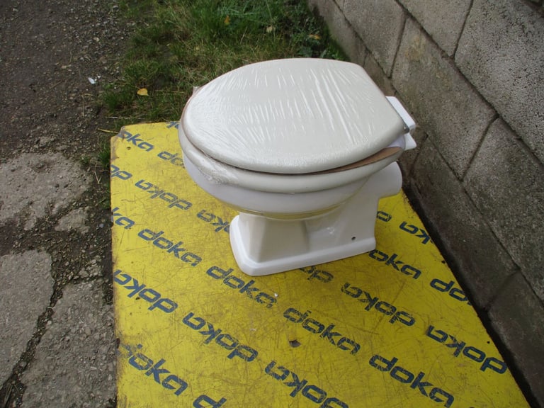 Traditional Style High/Low Level Toilet Pan & Seat
