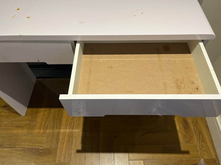 HIGH GLOSS MAKE UP DESK