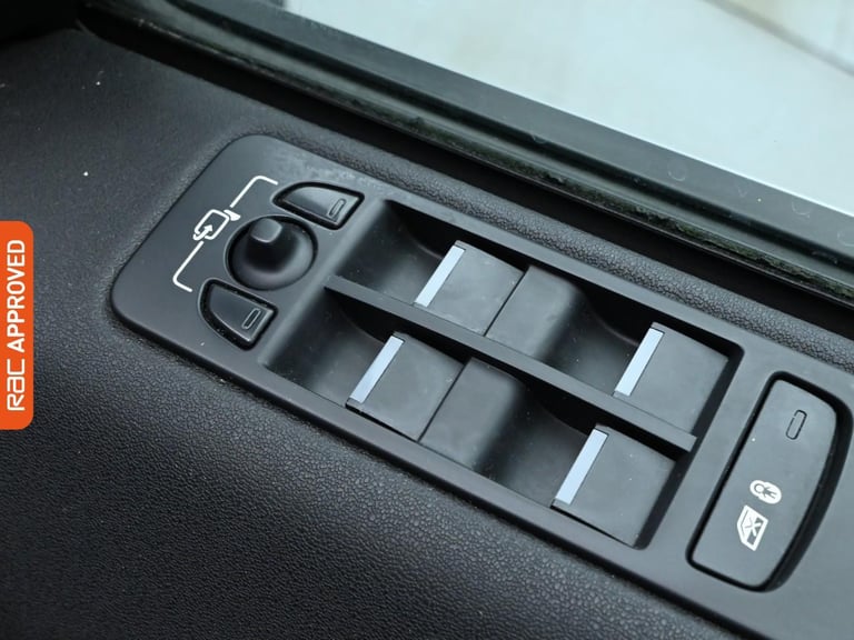 2016 Land Rover Discovery Sport 2.0 TD4 SE Tech SUV 5dr Diesel Auto 4WD Euro 6 (s/s) (180 ps) SUV...