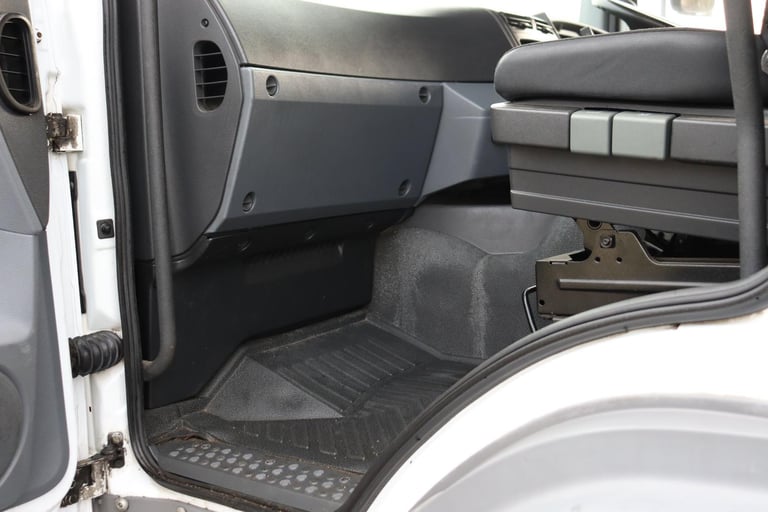 MERCEDES AXOR 1824 4X2 SLEEPER 26FT BOXVAN (2013)