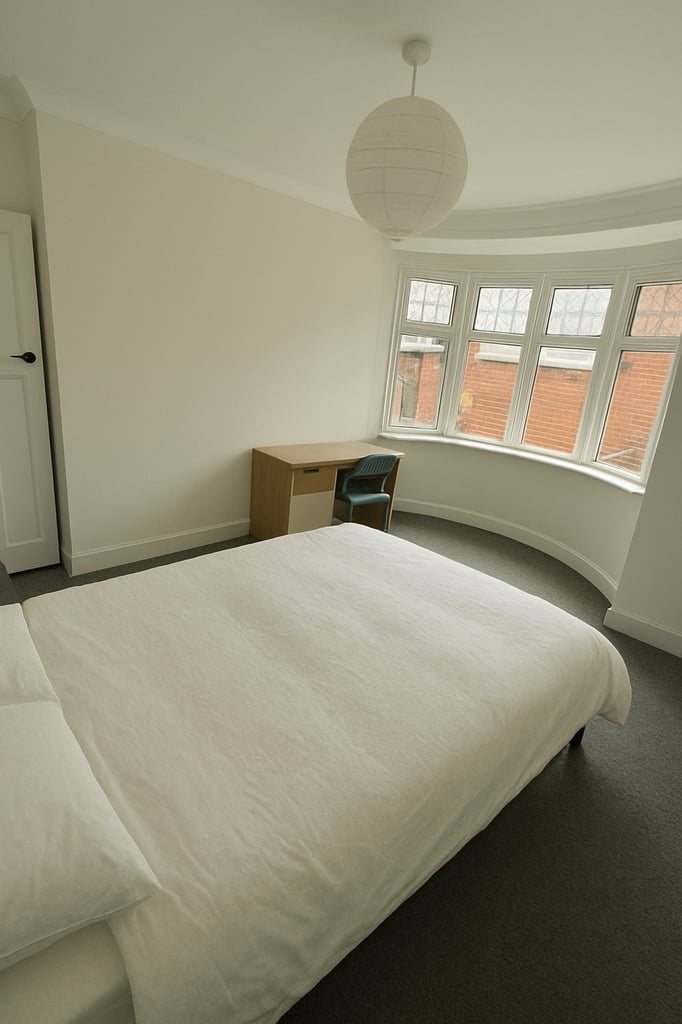 Double bedrooms available in newly refurbed house 