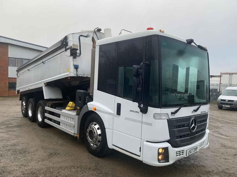 MERCEDES *EURO 6* ECONIC 8X4 TRIDEM ALUMINIUM INSULATED TIPPER 2017 – LK17 DVP