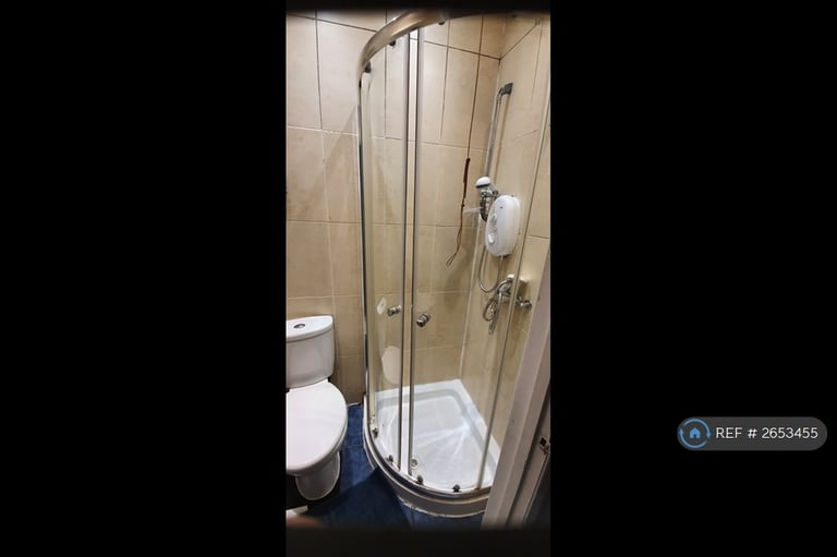 3 bedroom flat in Ealing Broadway, London, W5 (3 bed) (#2653455)