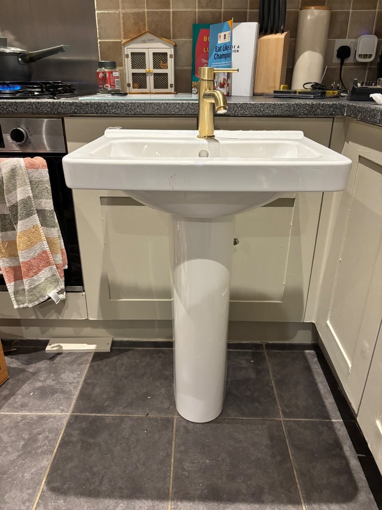 Basin pedestal 