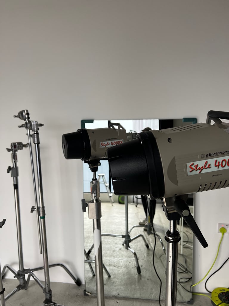 image for 2× Elinchrom Style 400FX Studio Flash Lights – Photography Strobe Lighting Kit with Bag (Used)