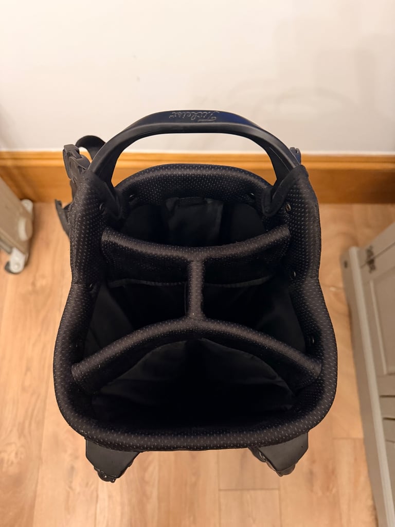 Titleist Players 4 Stand Bag – Excellent Condition with Rain Cover & Straps