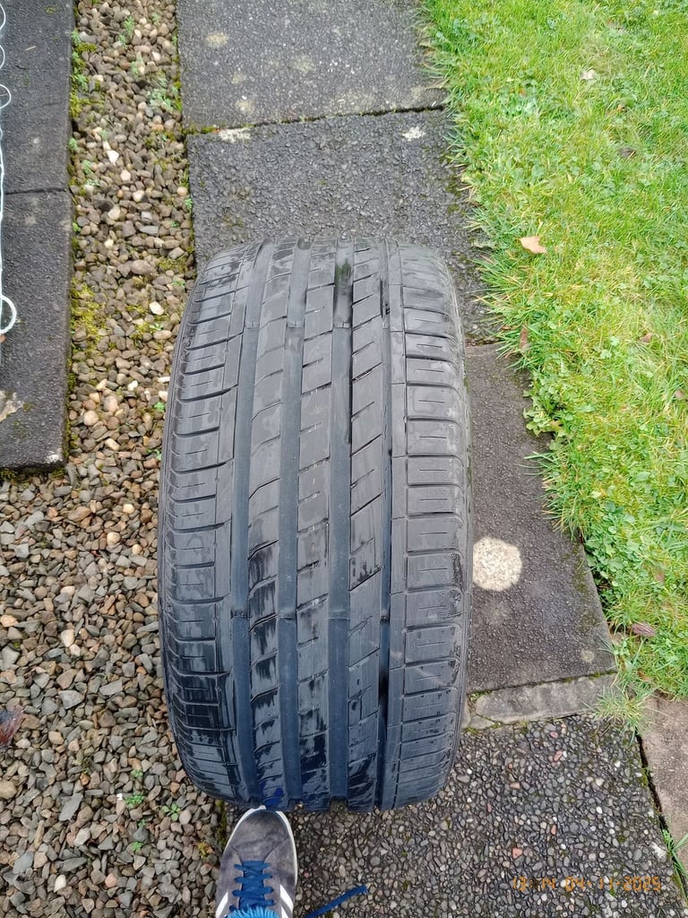 Car tyre