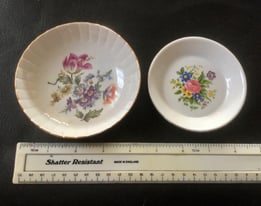 2 vintage, ceramic trinket / pin dishes. Flowers, gilt rim