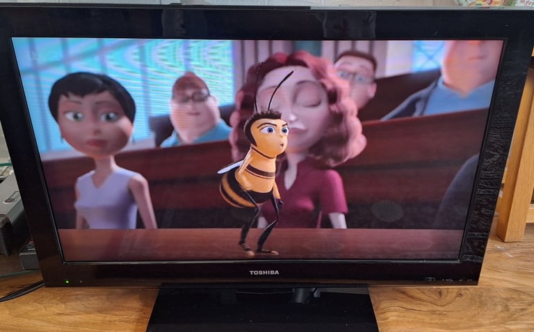 Toshiba 32in freeview TV with built-in dvd and remote 