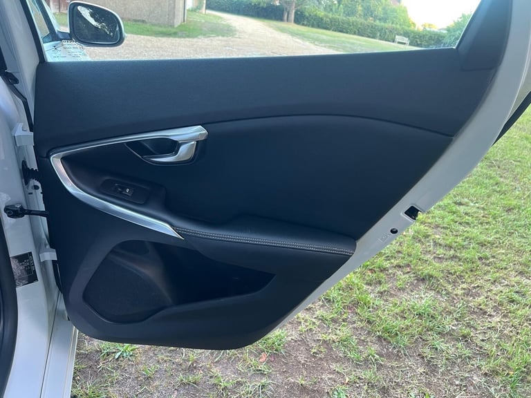 2018 Volvo V40 2.0 T2 R-Design Euro 6 (s/s) 5dr HATCHBACK Petrol Manual