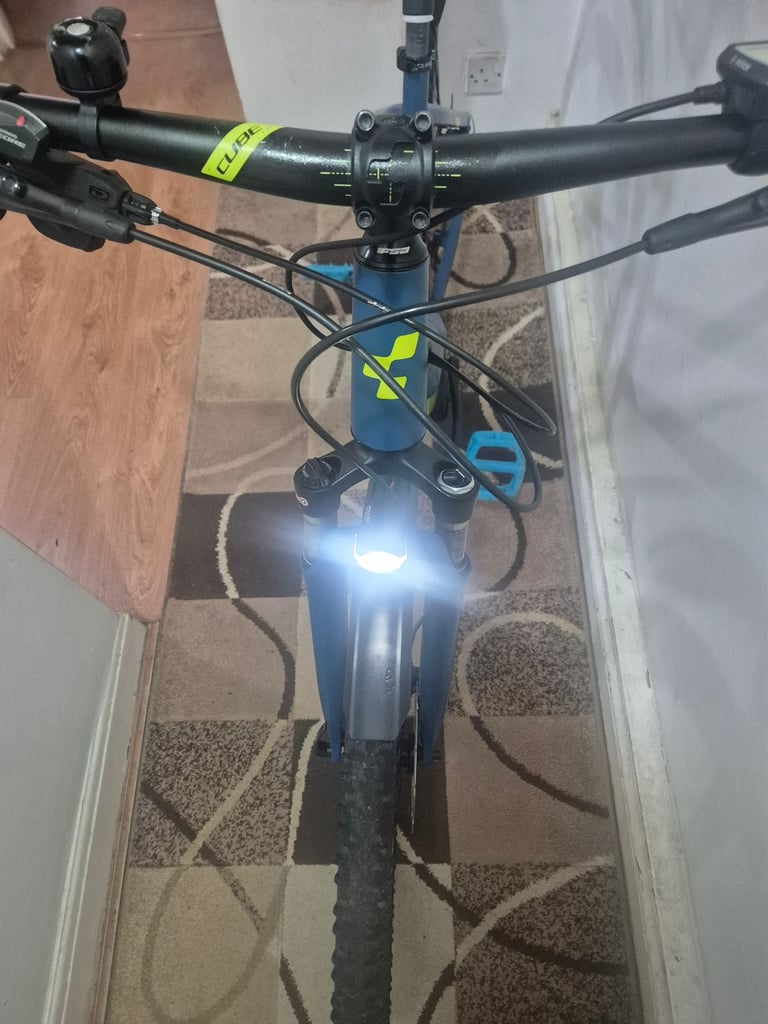 Electric Bike Hybrid Cube in Excellent Conditions.