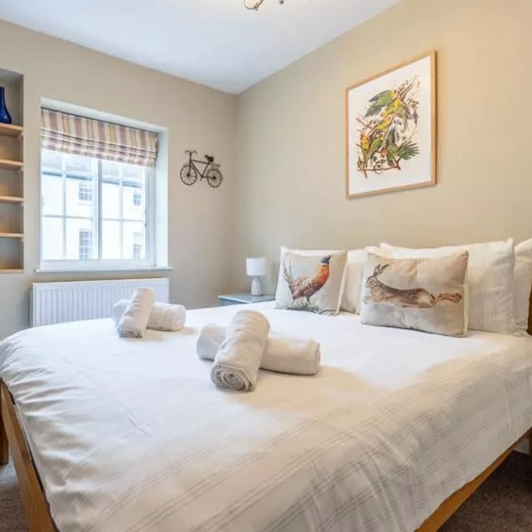 4 Large sized rooms without any COST are available. Only £10 weekly service charges.