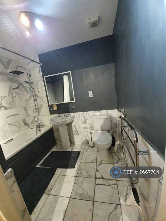 2 bedroom flat in Low Street, Sunderland, SR1 (2 bed) (#2667704)