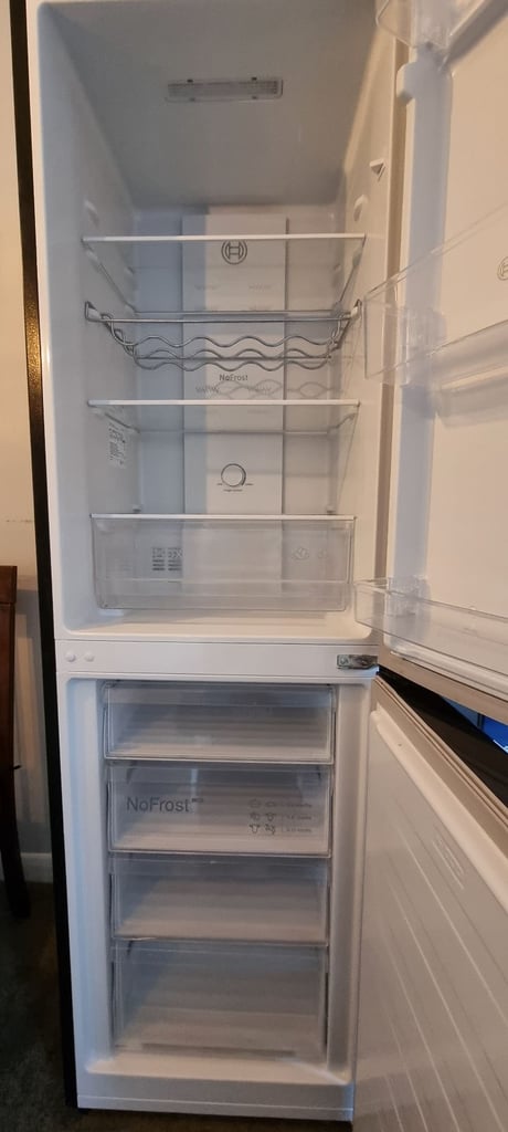 BOSCH fridge freezer -50/50 Defrosting (fully automatic no frost system)