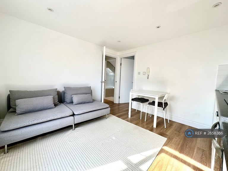 1 bedroom flat in The Limes Avenue, London, N11 (1 bed) (#2658366)