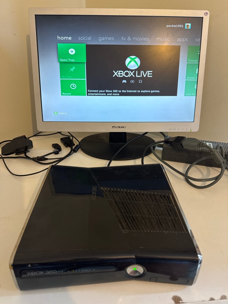 Xbox 360 with loads of games - no controller 