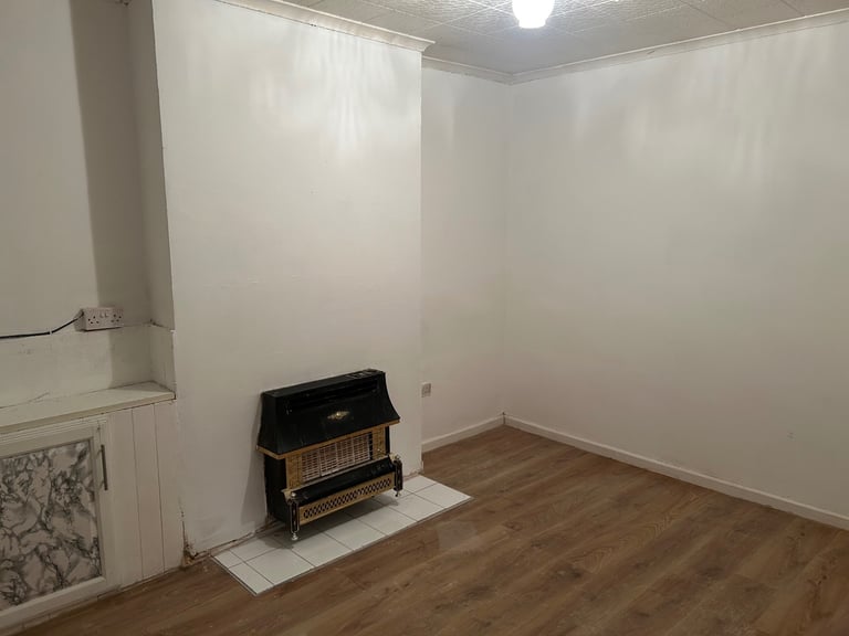 3 bedroom, 2 reception rooms town centre location 