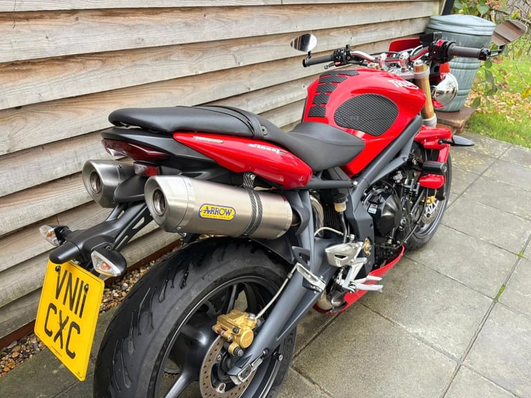 2011 // 11 Triumph Street Triple 675 £2800 Red 21813 miles.