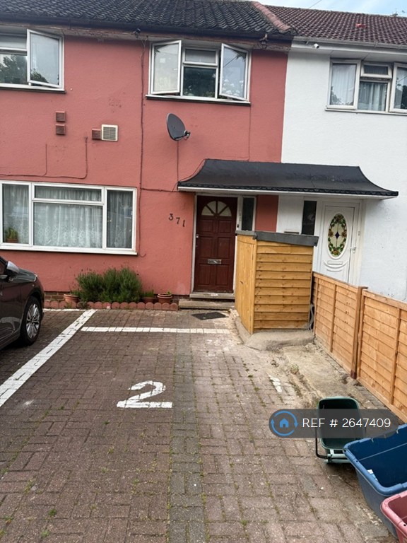 image for 2 bedroom flat in Bath Road, Hounslow, TW4 (2 bed) (#2647409)