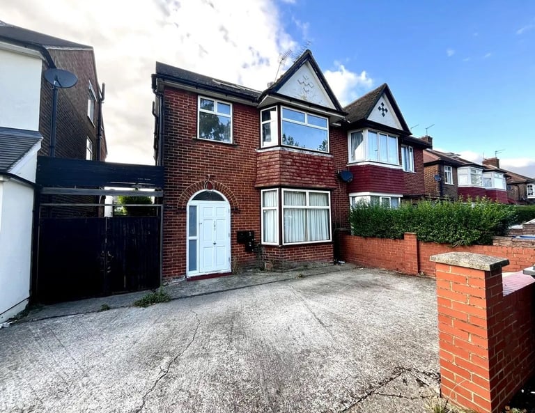 5 bed semi-detached house to rent The Vale, Cricklewood NW11 - Available Now