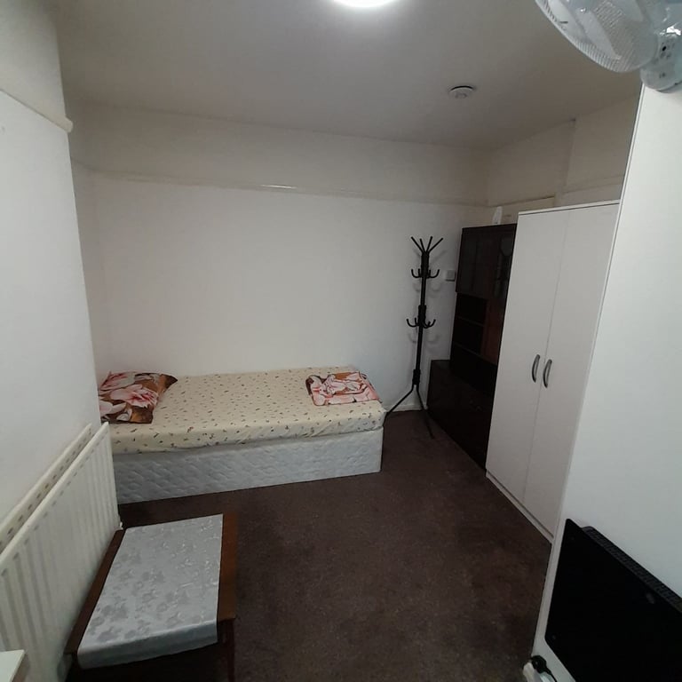 Spacious & Cosy En-suite Room for Rent – TW14 8NA