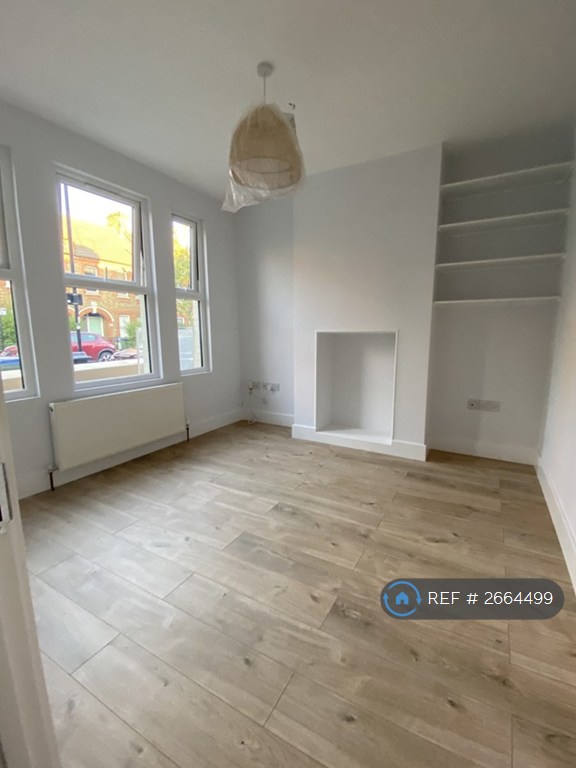 2 bedroom flat in Fleeming Road, London, E17 (2 bed) (#2664499)