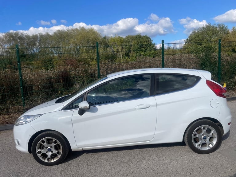 FORD FIESTA 1.2 ZETEC 12 REG WHITE 3 DOOR MOT FEBRUARY 24TH 2026 TAX £165 LOW INSURANCE 50+MPG