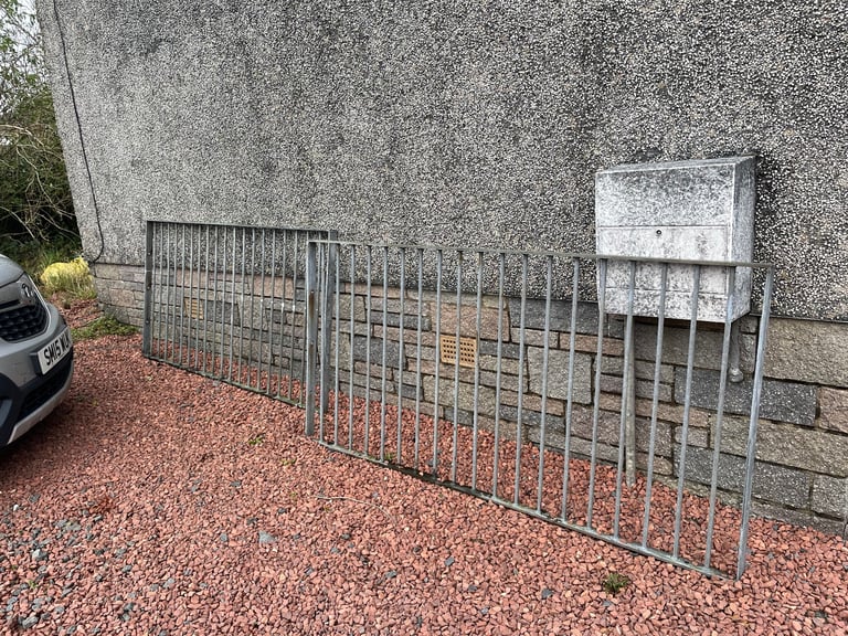 4 METRES STEEL RAILINGS/FENCING