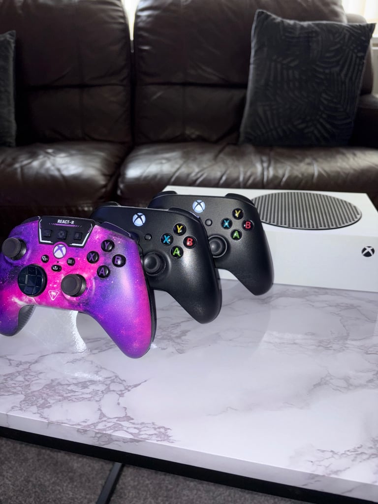 image for Xbox Series S - 3 controllers 