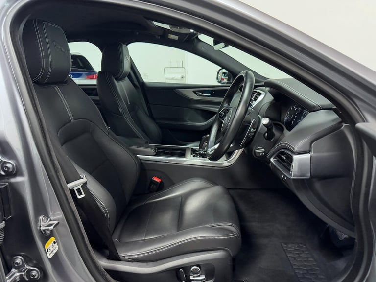 2022 Jaguar XE 2.0 D200 MHEV R-Dynamic SE Saloon 4dr Diesel Auto Euro 6 (s/s) (204 ps) SALOON Die...