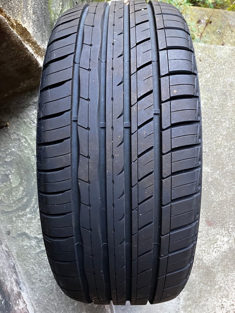 2 x Car Tyres UHP 225/45 ZR17 ROADX RXMOTION