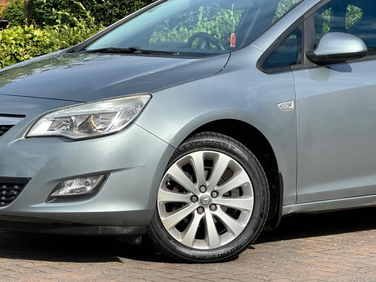 2011 Vauxhall Astra 1.4 16v Exclusiv Euro 5 5dr HATCHBACK Petrol Manual