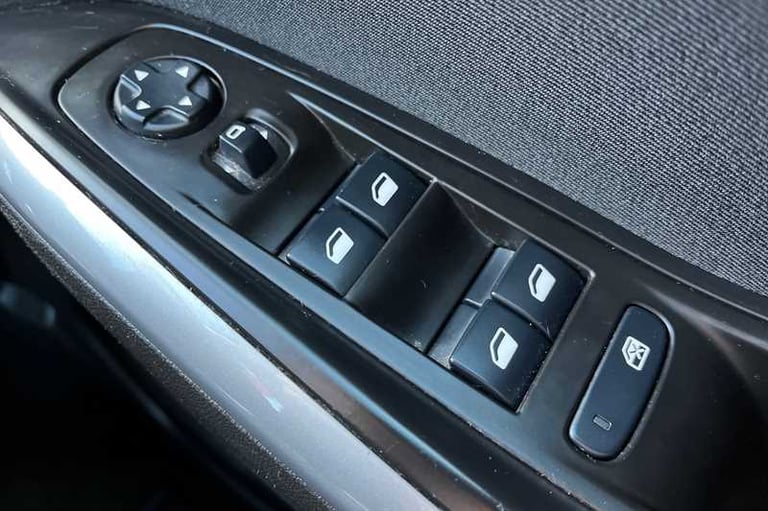 2019 Vauxhall Grandland X 1.2 Turbo SE 5dr HATCHBACK PETROL Manual