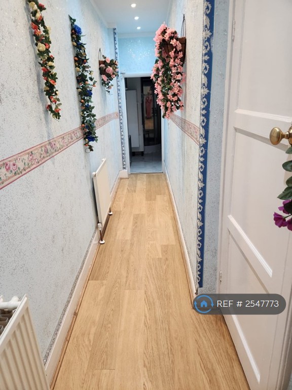 1 bedroom in Ground Floor, Leeds, LS2 (#2547773)