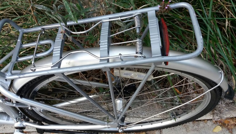 GIANT LIKE NEW LADIES HYBRID BIKE COMFORTABLE AND ELEGANT CITY BICYCLE